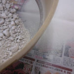 長石をフルイ通し、、、