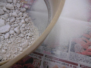 長石をフルイ通し、、、