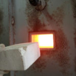 窯焚きの色見穴、、、、、