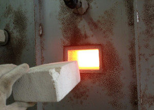 窯焚きの色見穴、、、、、