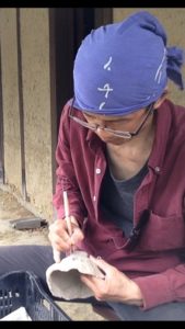 幼稚園児の作品仕上げ作業を、、、、、