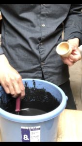 今回の最終釉薬掛け、、、、