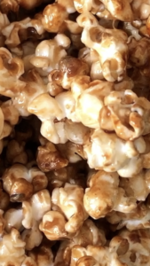 ポップコーンをキャラメル味に、、、、