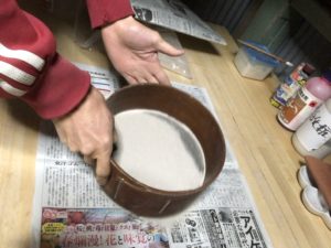 陶芸　釉薬　灰釉薬　篩作業、、、、、、