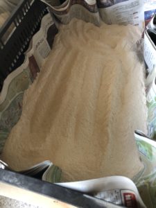 志野釉をパウダー状にする作業、、、、、、