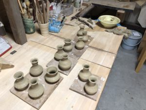 一輪挿しのロクロ作業、、、、、